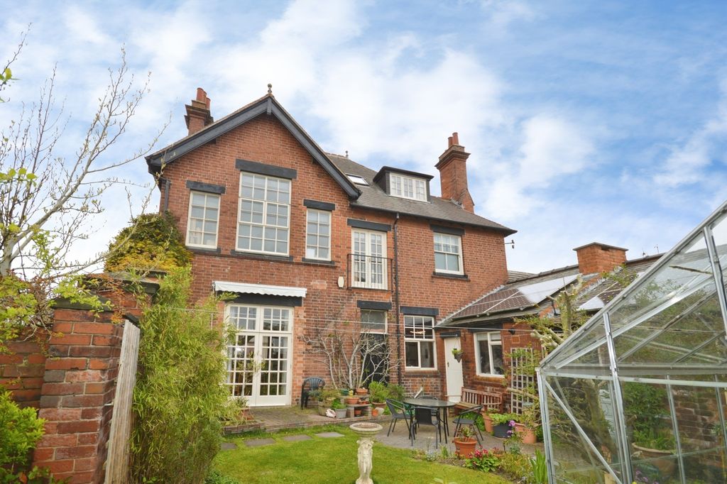 Property photo 2 of 33 Garden