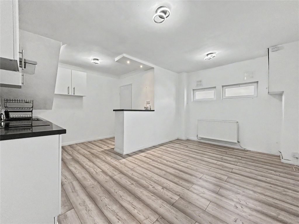 Property photo 2 of 12 Picture No. 14