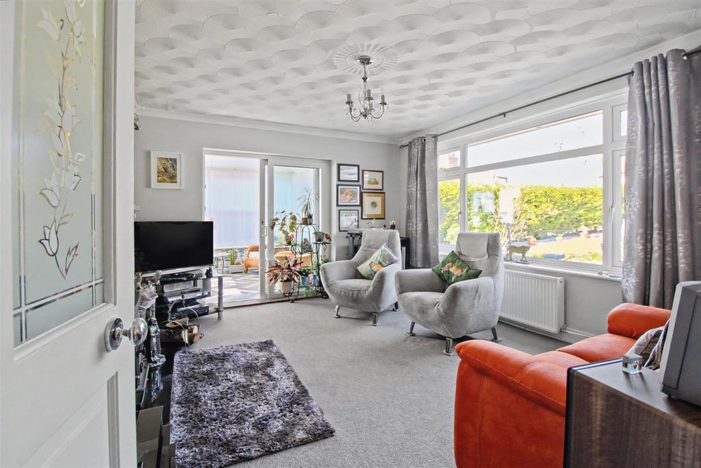 Property photo 2 of 34 Lounge