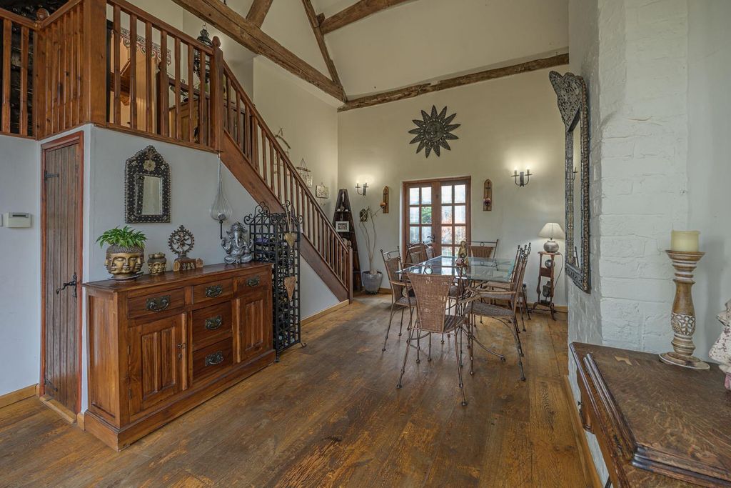 Property photo 2 of 32