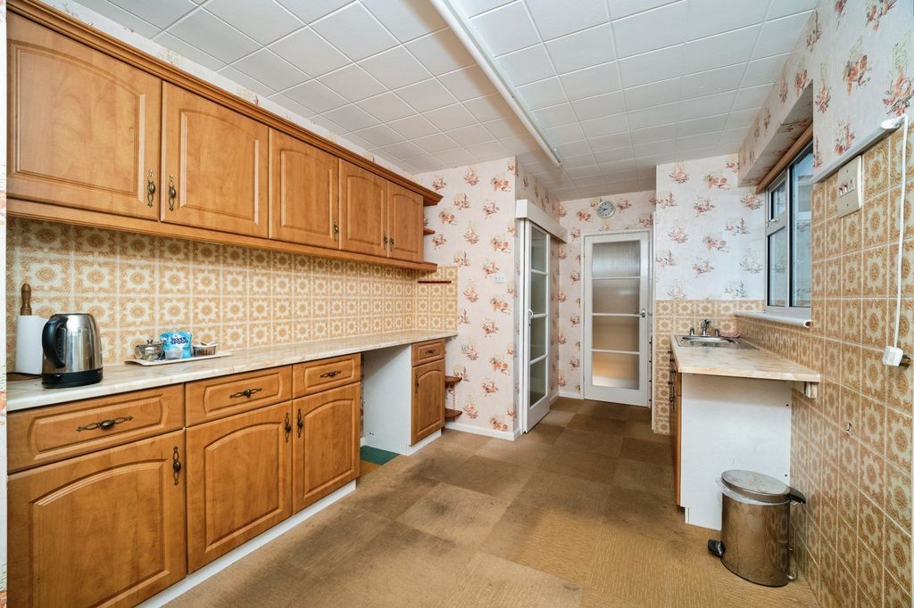 Property photo 3 of 21 Kitchen