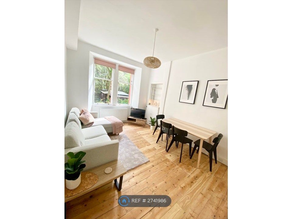 Property photo 1 of 10 Living Room