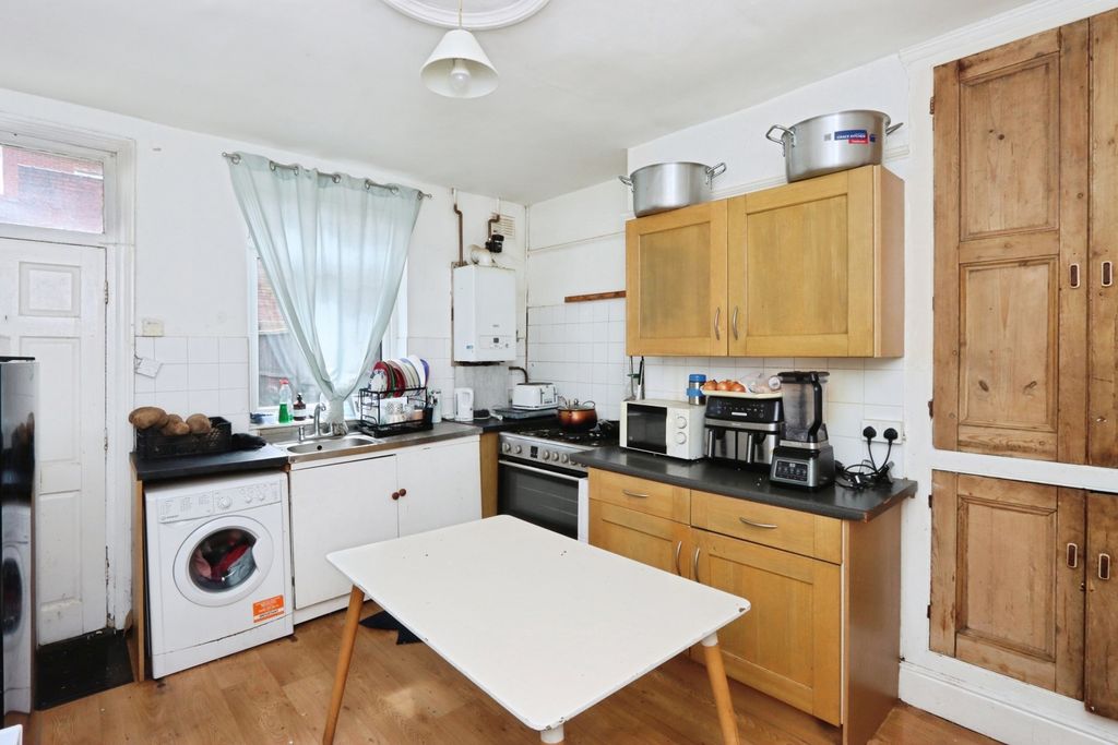 Property photo 3 of 7 Kitchen