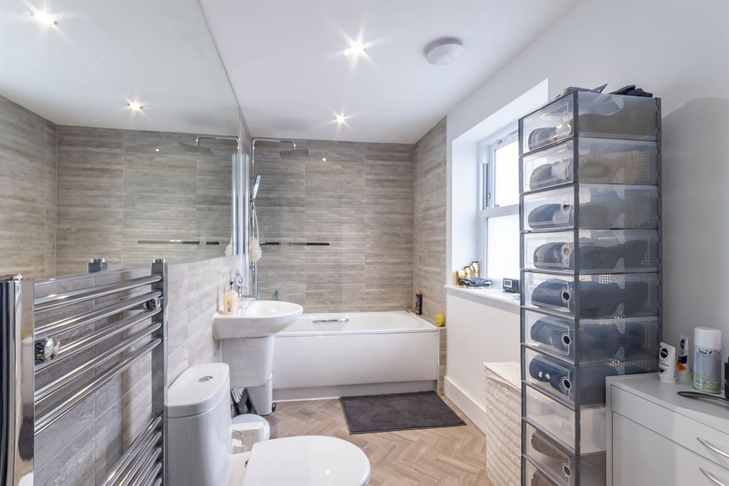 Property photo 3 of 14 Bathroom