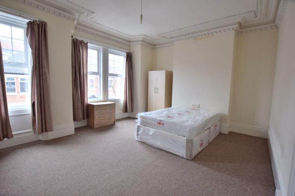 Property photo 3 of 7 A Spacious And Bright Double Bedroom With Large Wi...