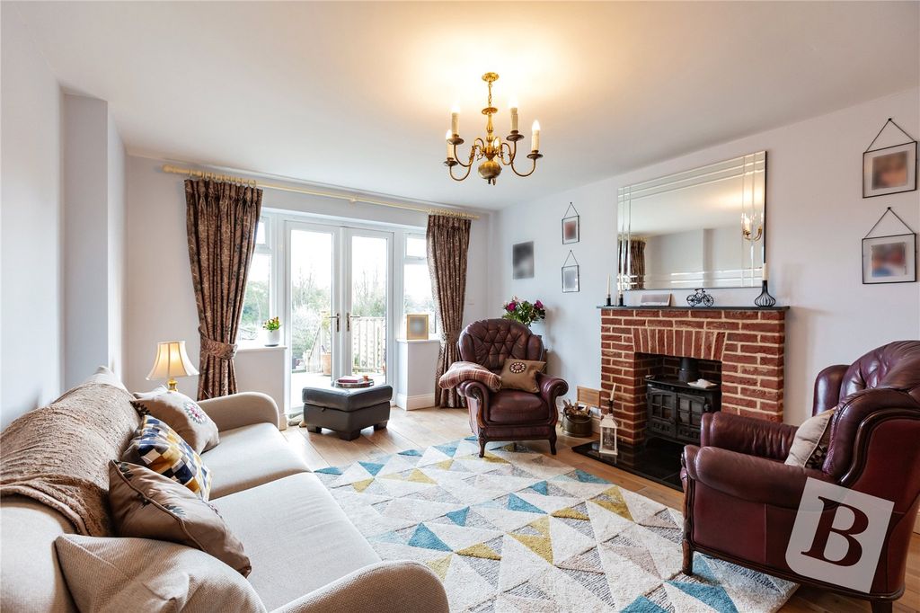 Property photo 3 of 20 Lounge