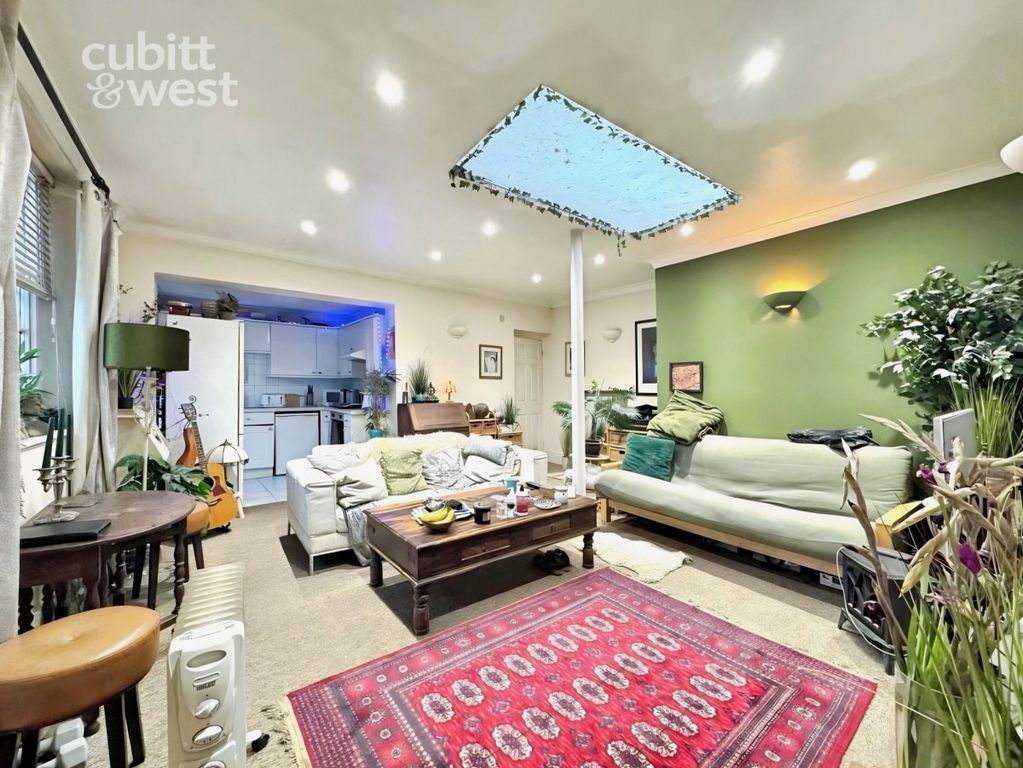 Property photo 1 of 9 Lounge