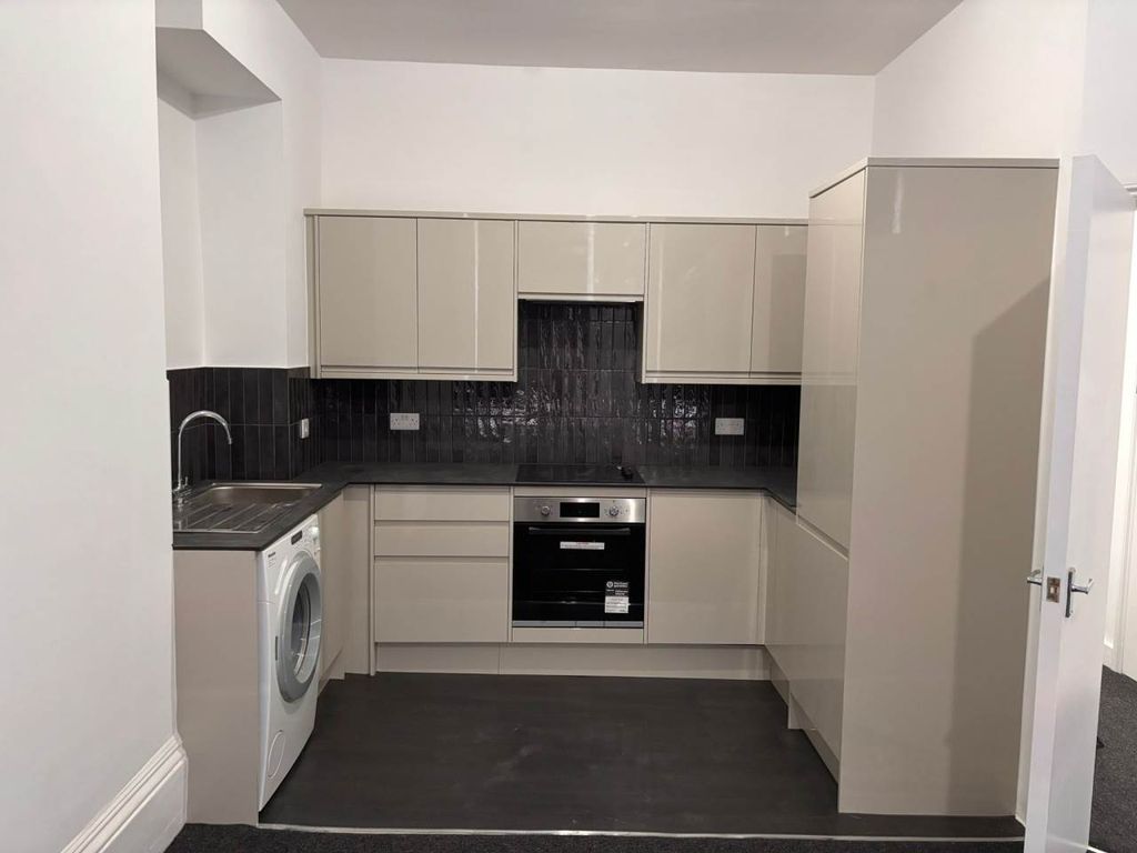 Property photo 2 of 14 Kitchen 1