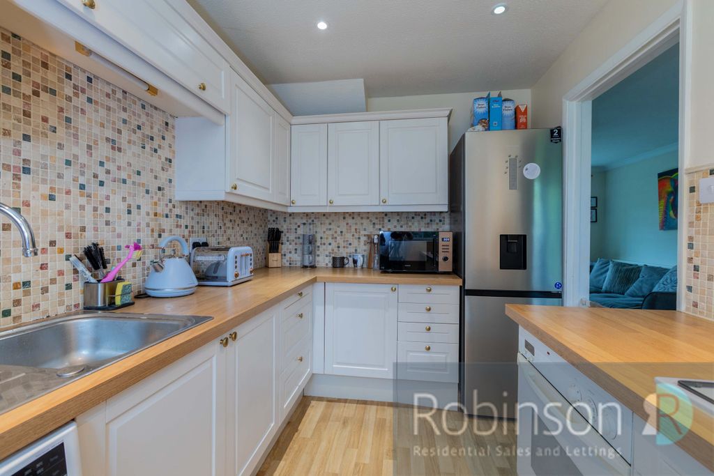 Property photo 3 of 12 15 Lyneham Gardens-8
