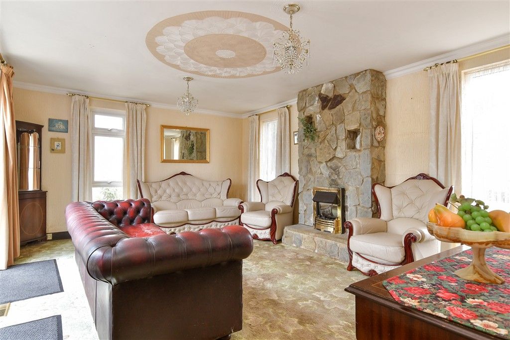 Property photo 3 of 8 Lounge