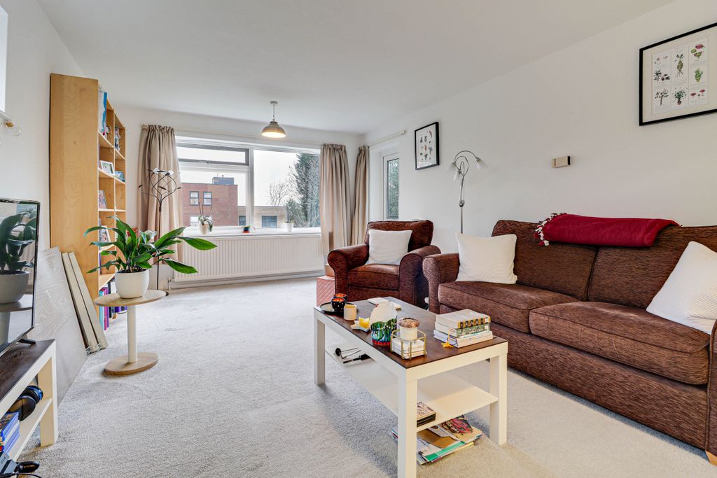 Property photo 3 of 15 Lounge