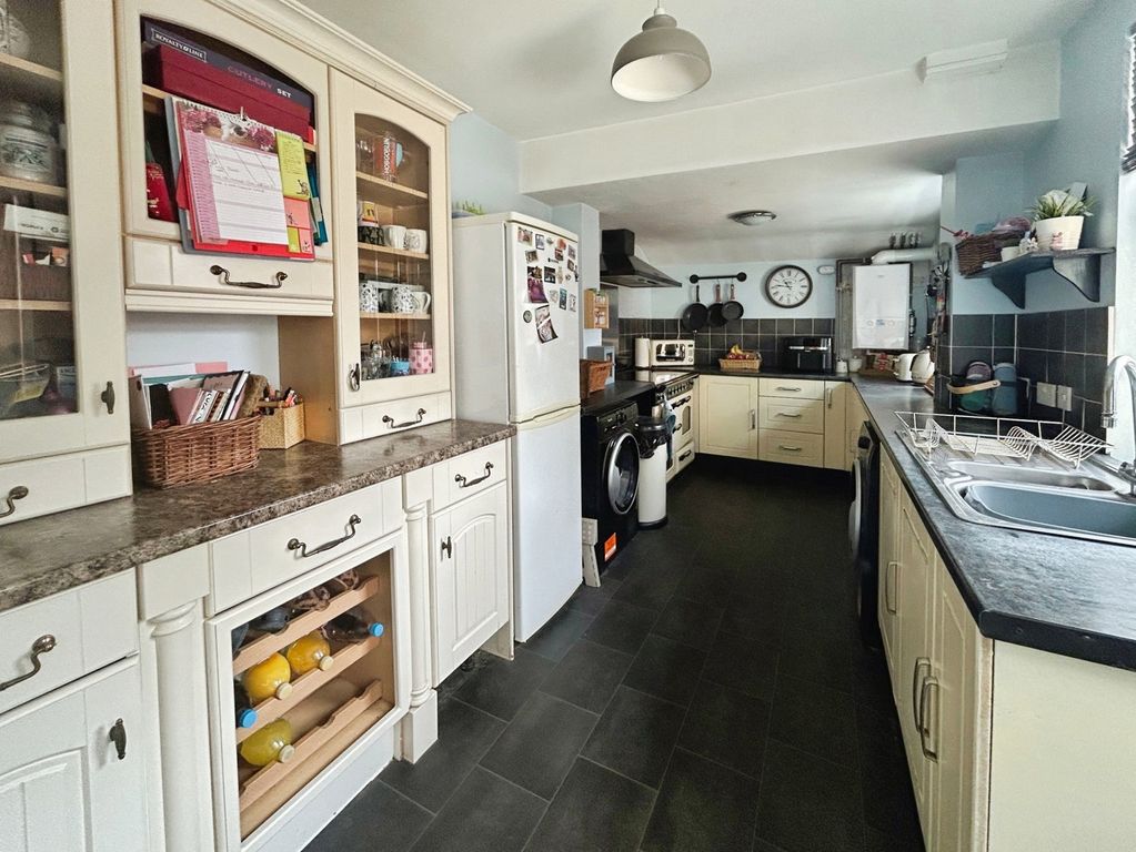 Property photo 2 of 18 Kitchen