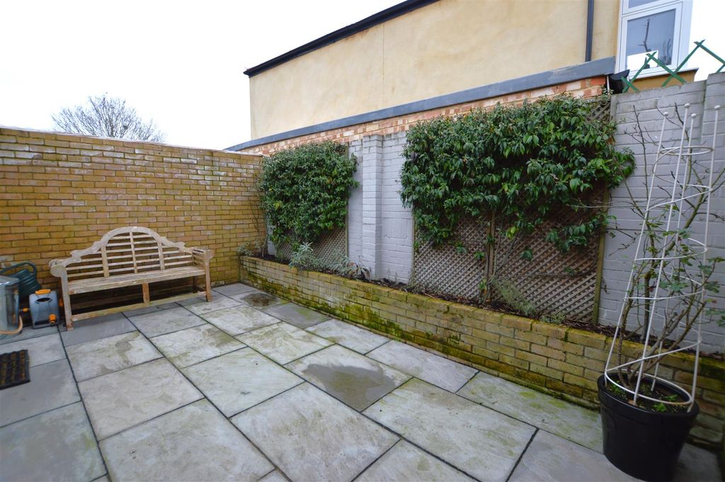 Property photo 3 of 9 59 Kneller Road Garden.Jpg