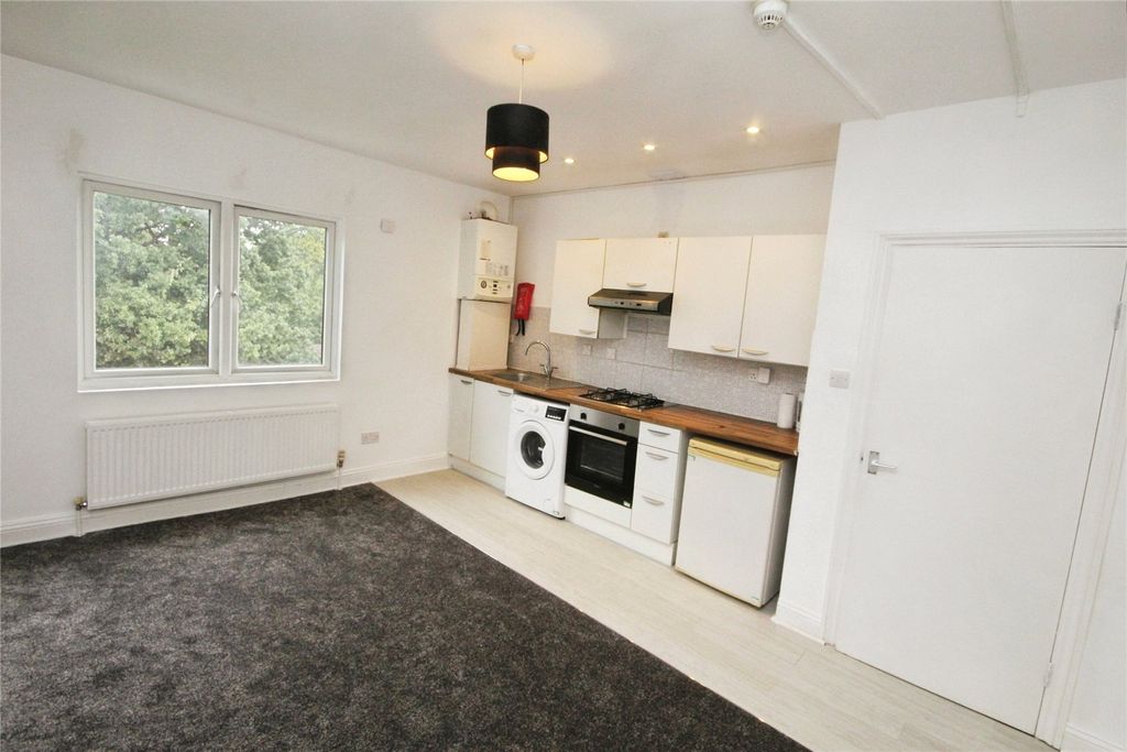 Property photo 2 of 7 Kitchen