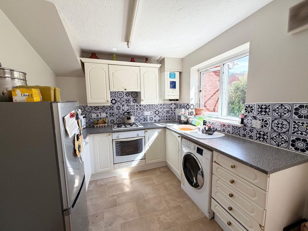 Property photo 3 of 7 Kitchen