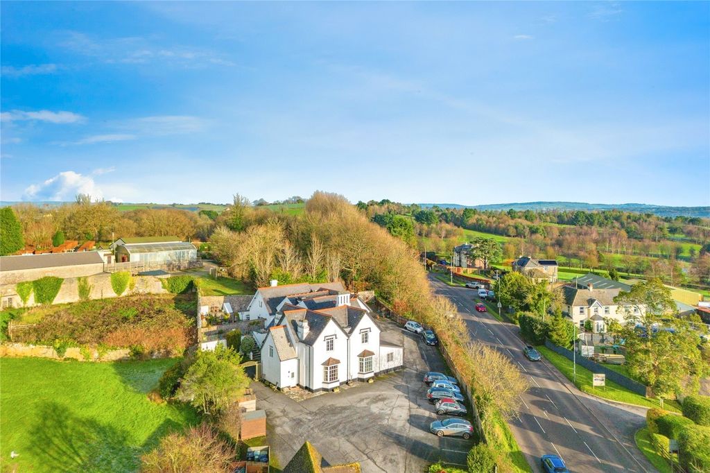 Property photo 2 of 11 Park Hill House