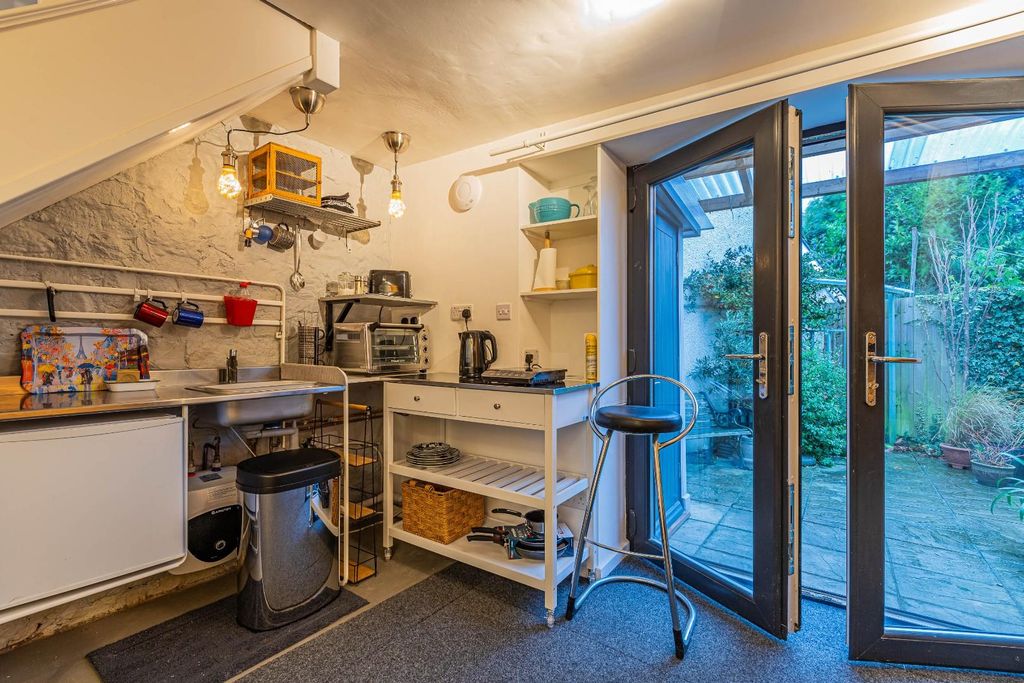 Property photo 2 of 14 Kitchen