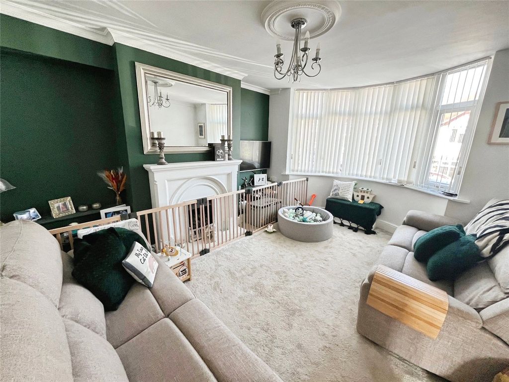 Property photo 3 of 13 Lounge