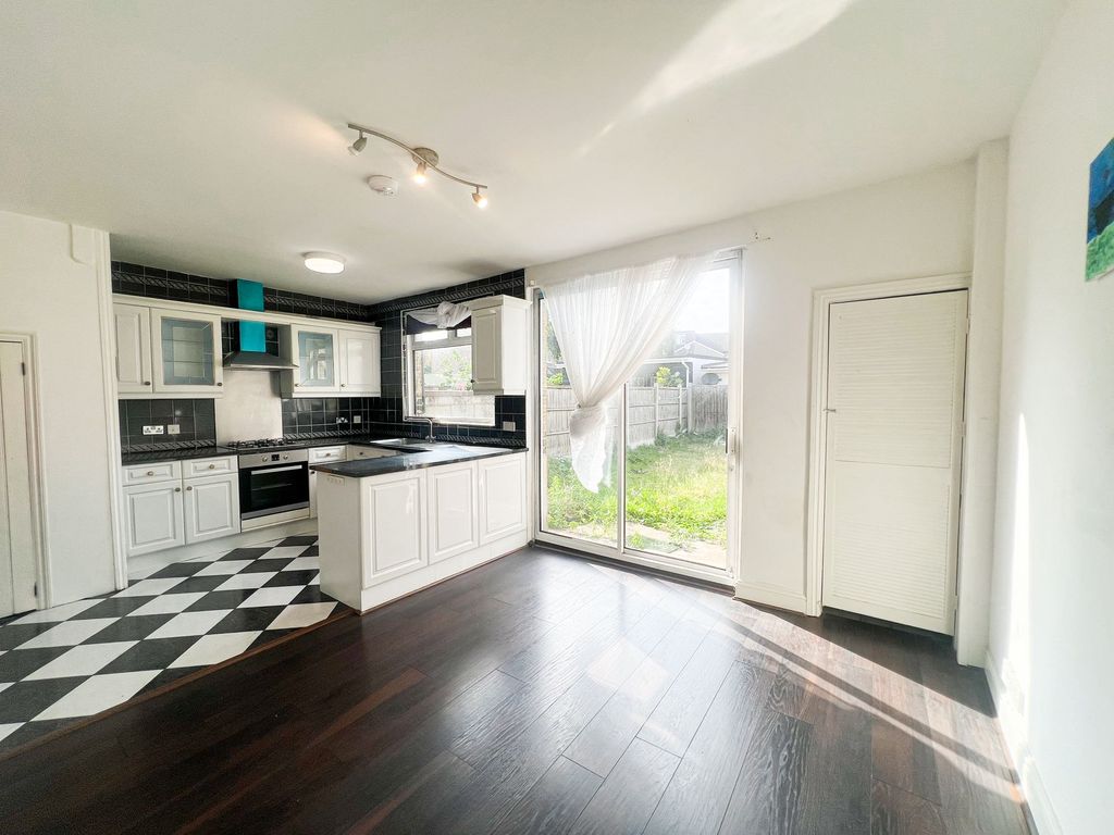 Property photo 1 of 11 Salisbury Ave Ig11