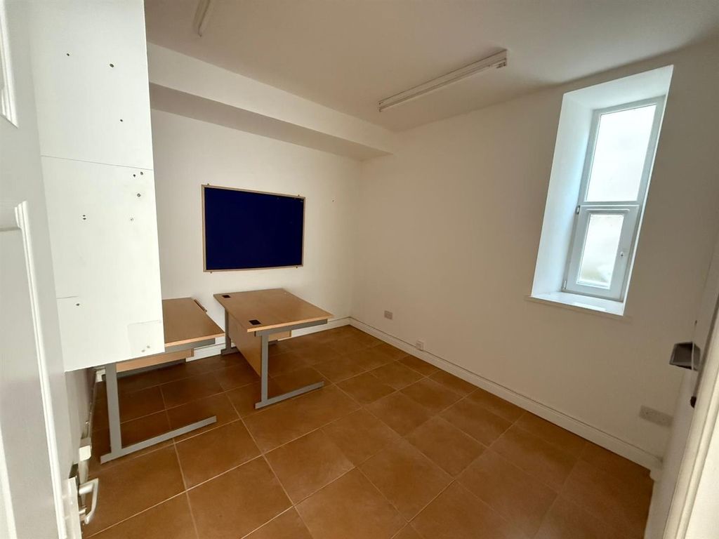 Property photo 3 of 12 Bright Workspace With Modern Desks And Window...