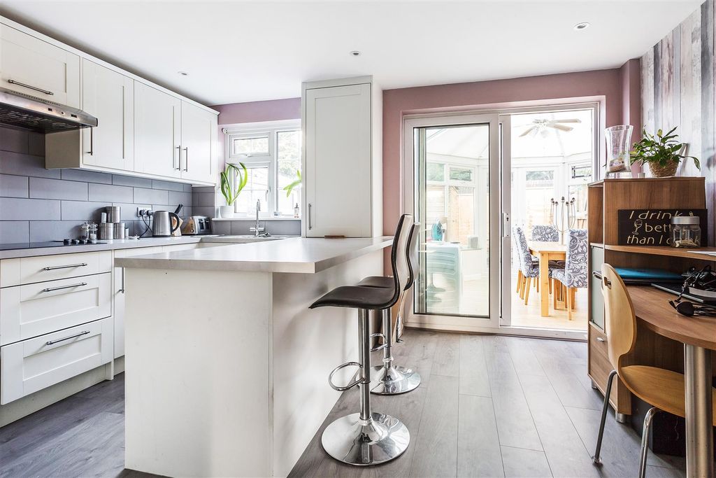 Property photo 3 of 15 20-Aquila-Close-5.Jpg