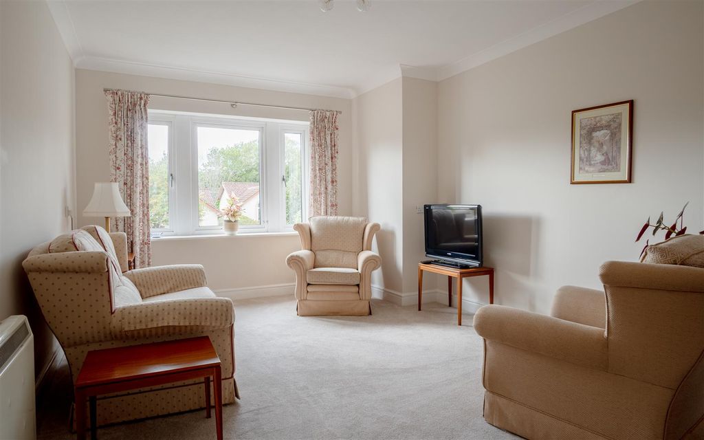 Property photo 2 of 11 Ashfields