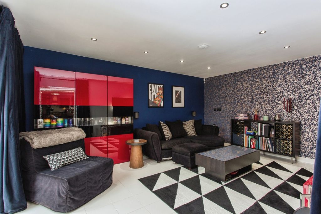 Property photo 2 of 17 Lounge