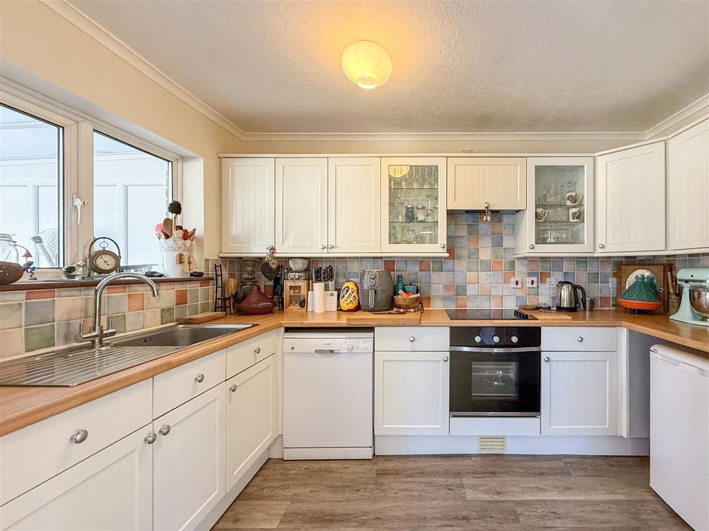 Property photo 3 of 19 Kitchen