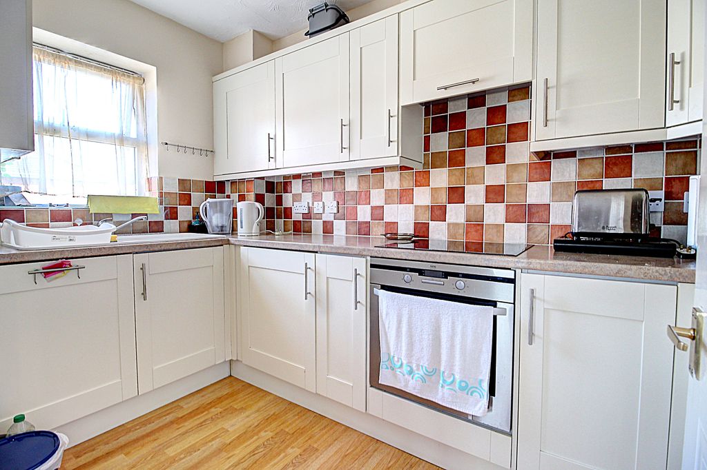 Property photo 3 of 9 Kitchen