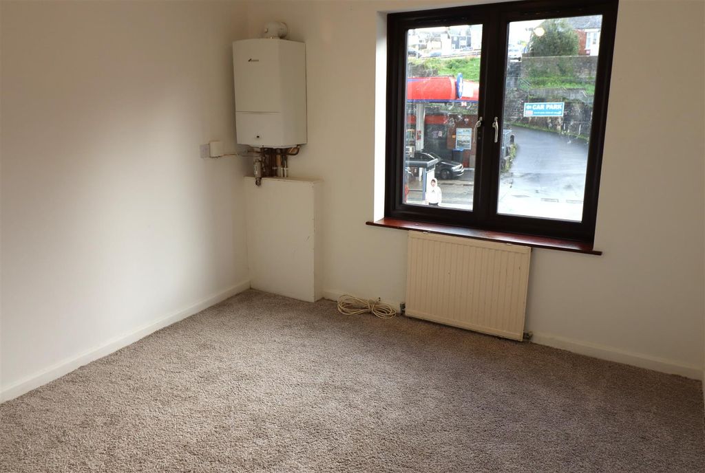 Property photo 3 of 4 Bedroom.Jpg