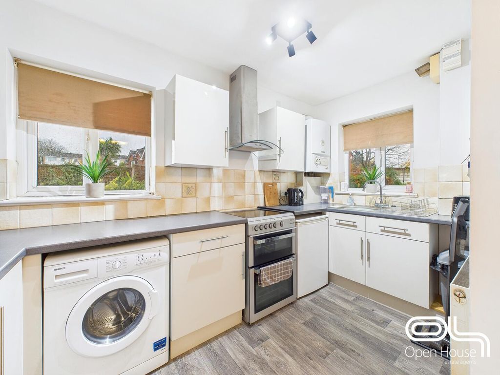 Property photo 3 of 10 Kitchen