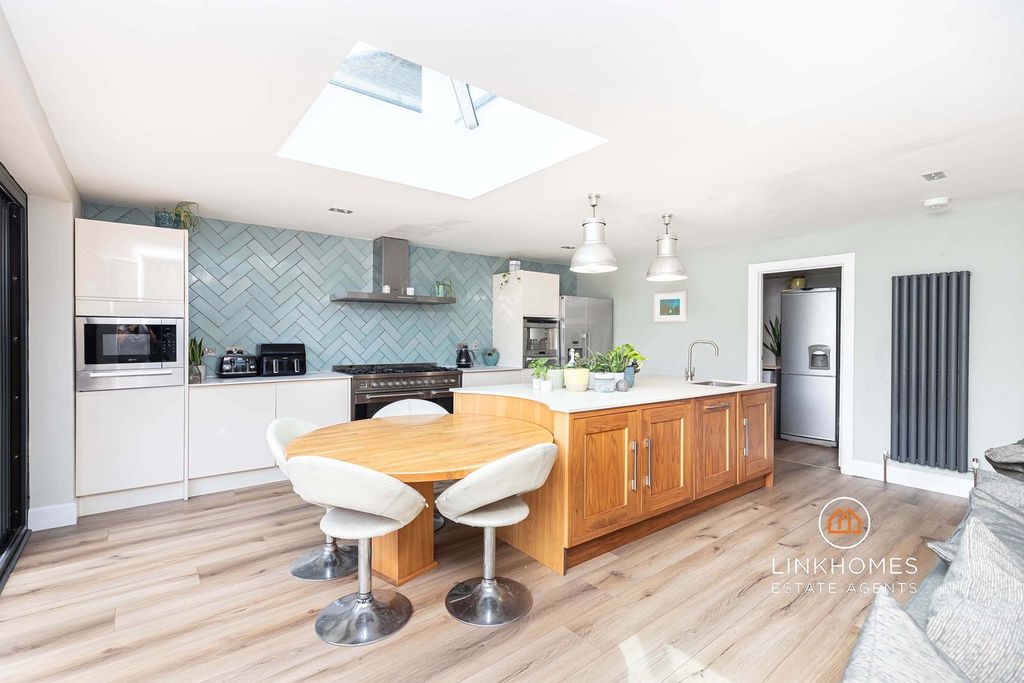 Property photo 2 of 33