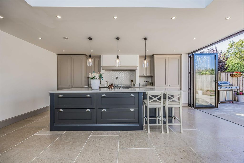 Property photo 3 of 27 58 Stakes Hill Road, Waterlooville-Small-Porticoma