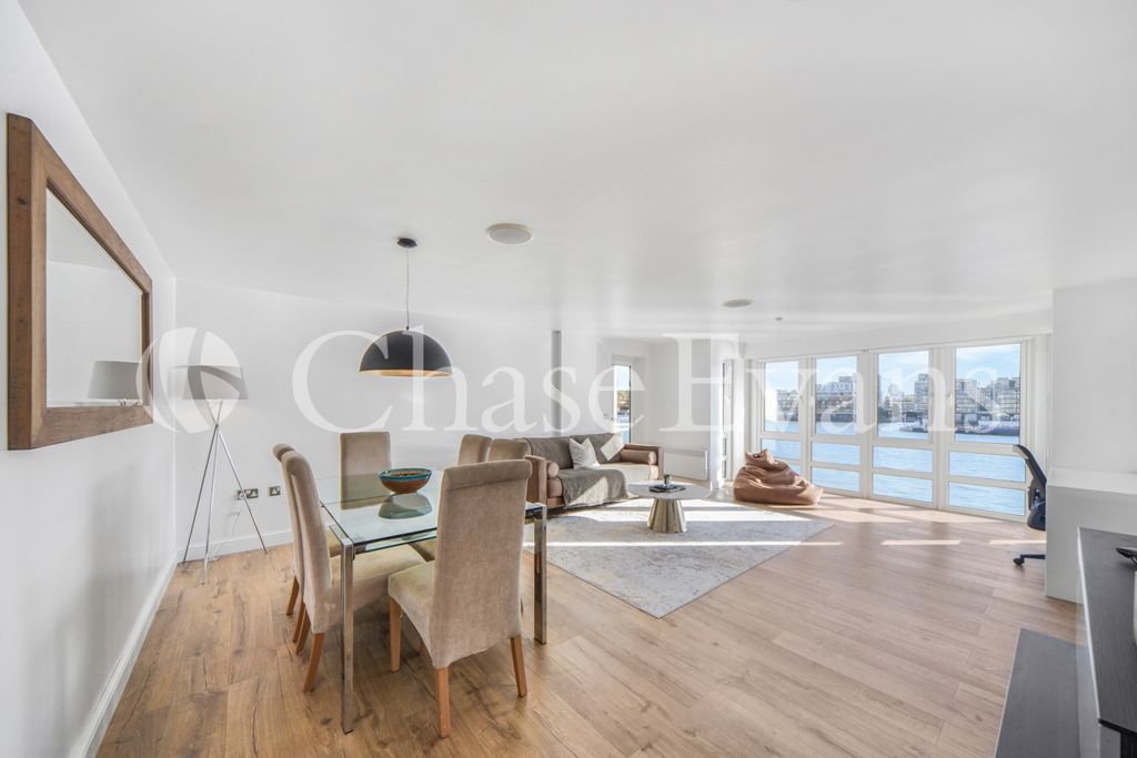 Property photo 2 of 22 St Davids Square, Is