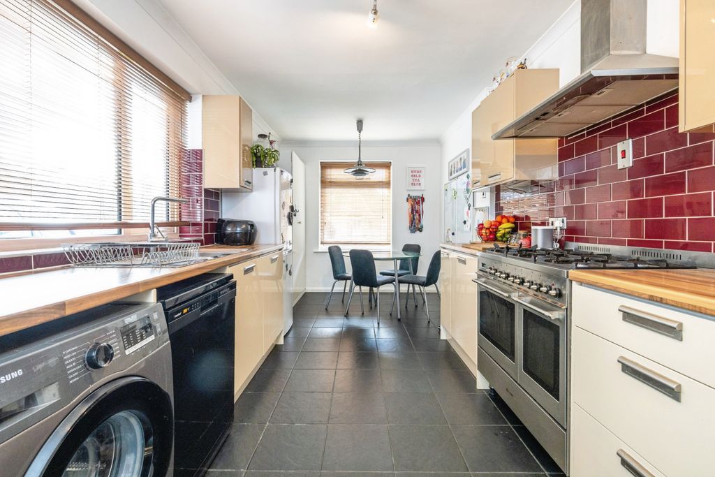 Property photo 3 of 19 2025-10-21-15Swallowavenue005