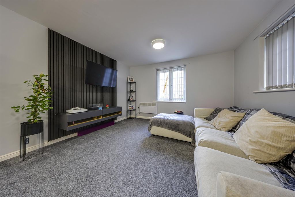 Property photo 1 of 12 Open Plan Lounge