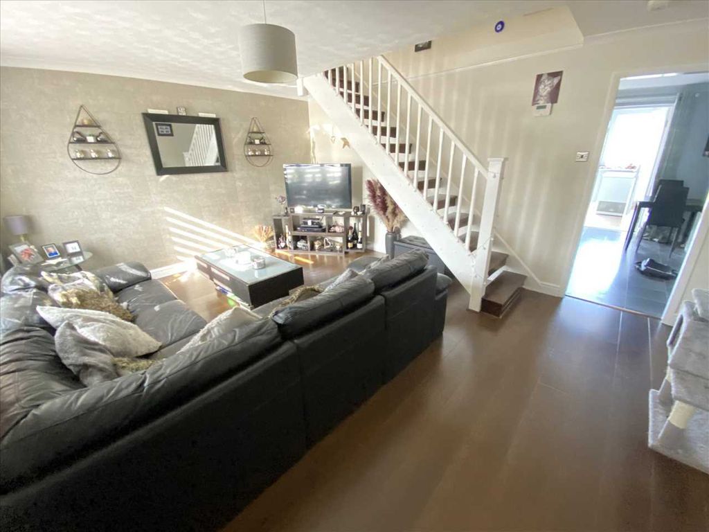 Property photo 2 of 11 Lounge: