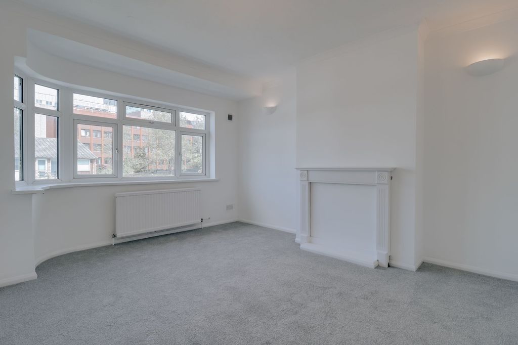 Property photo 1 of 7 Living Room