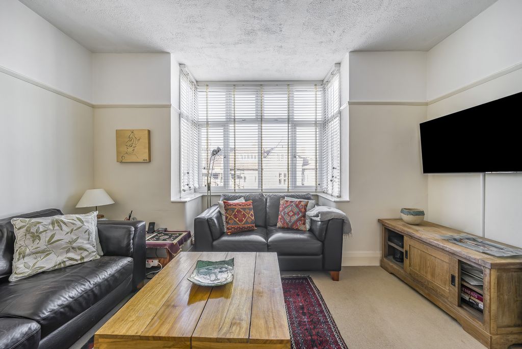 Property photo 1 of 21 Lounge