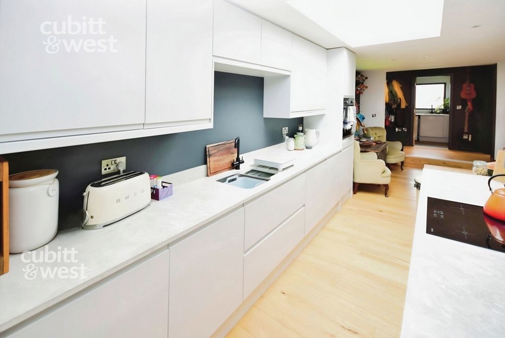 Property photo 3 of 12 Kitchen