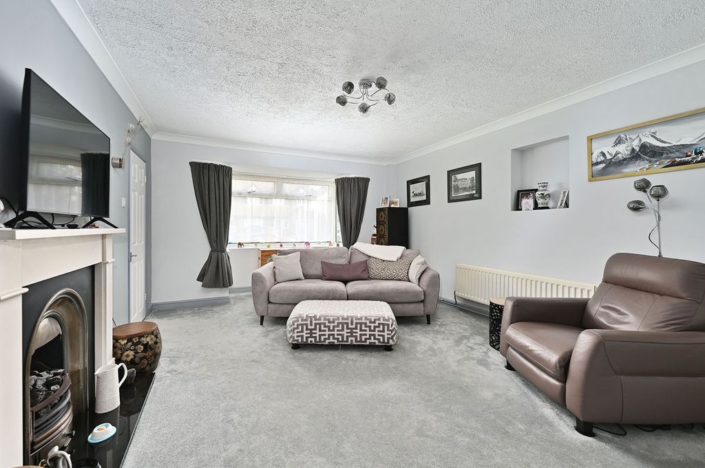 Property photo 2 of 8 88 Yeovil Rd (5)