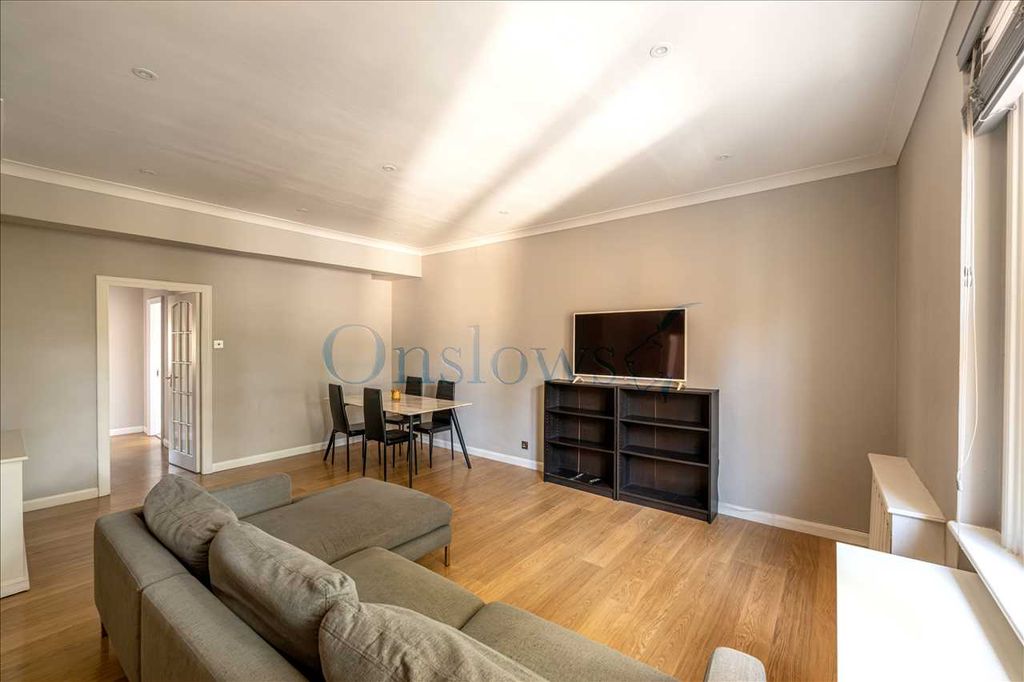 Property photo 3 of 21 Lounge