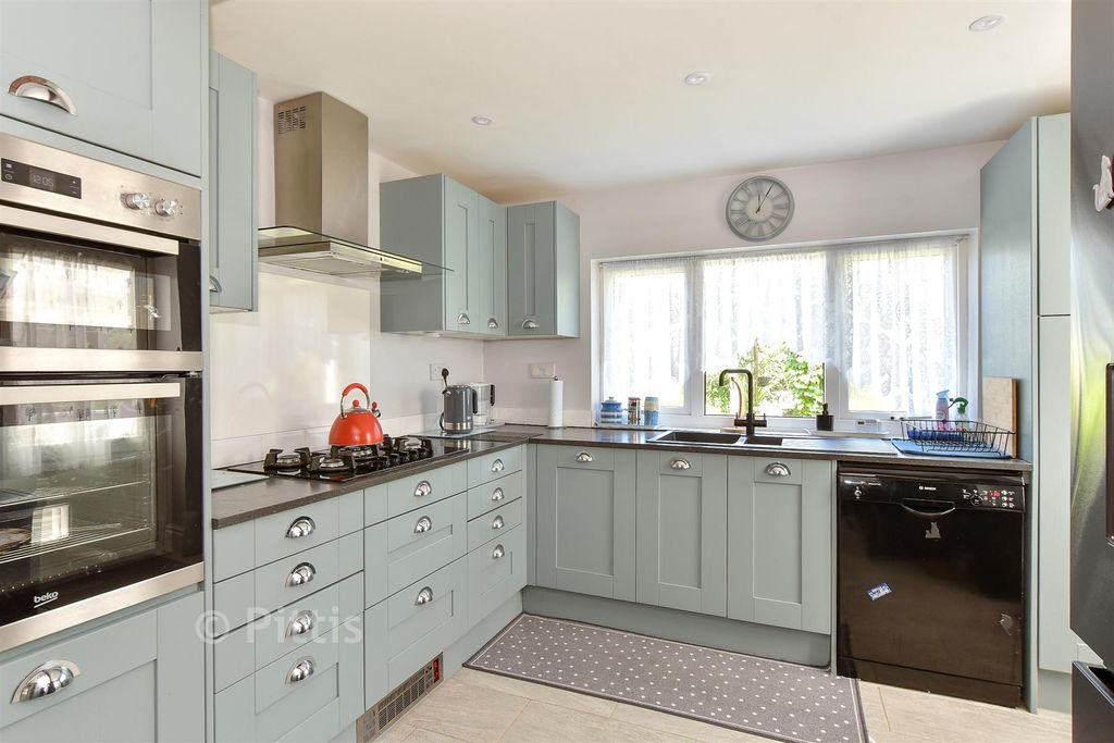 Property photo 1 of 17 Kitchen