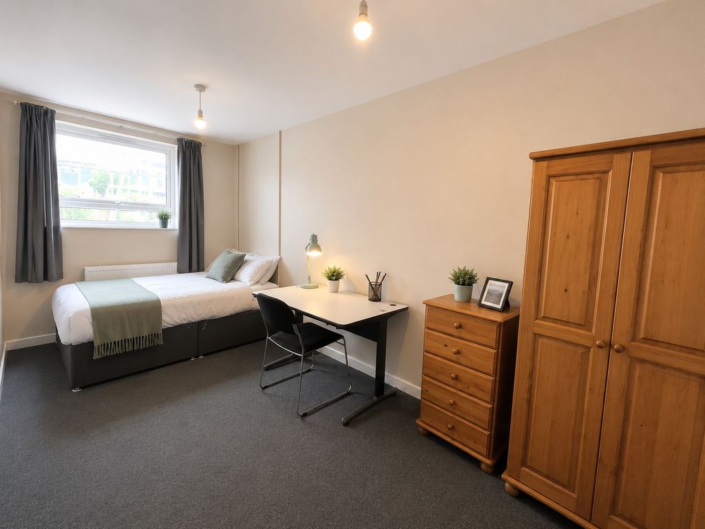 Property photo 2 of 8 Bright, Spacious Room With Great Study Desk...