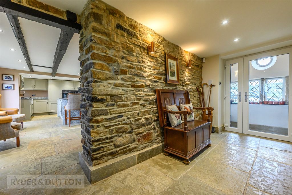 Property photo 3 of 30 Entrance Hall