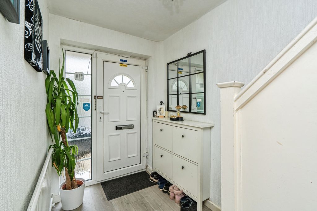 Property photo 2 of 20 Entrance Hall