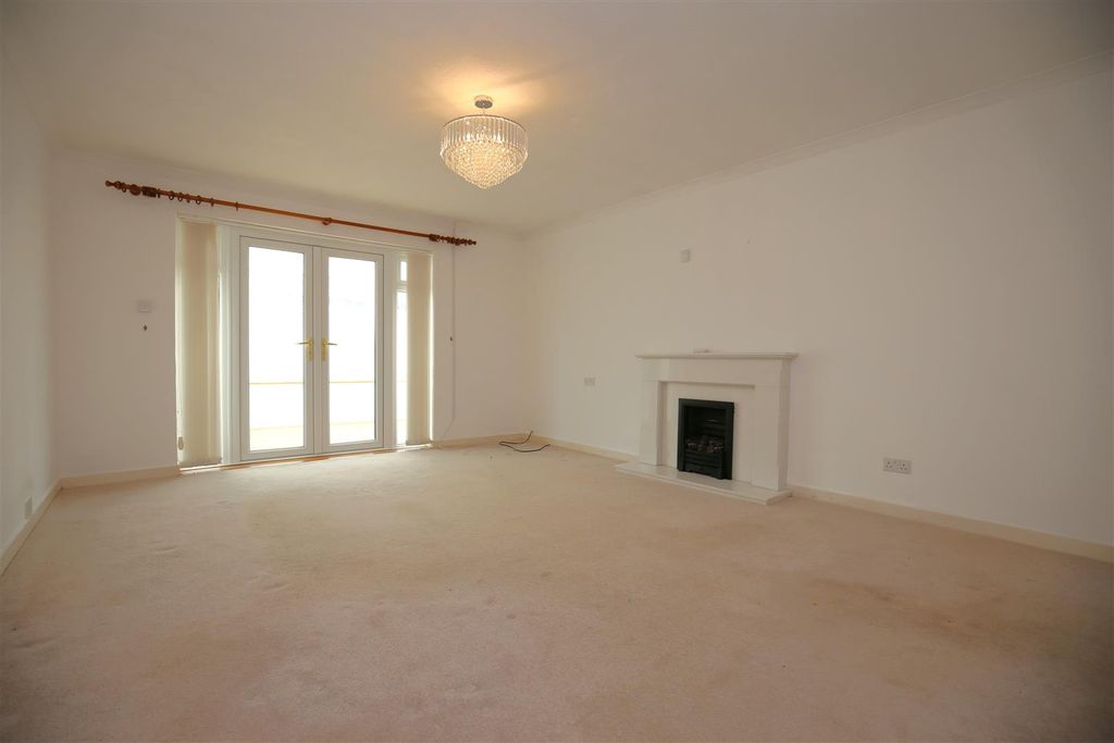 Property photo 2 of 14 Lounge
