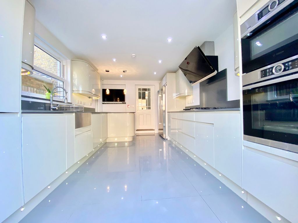 Property photo 1 of 17 5 Bedroom House For Rent With Garden, Located In E8