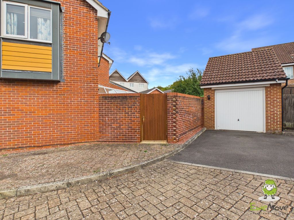 Property photo 2 of 31 Ewemove Estate Agents Basingstoke - 3 Edmund Court