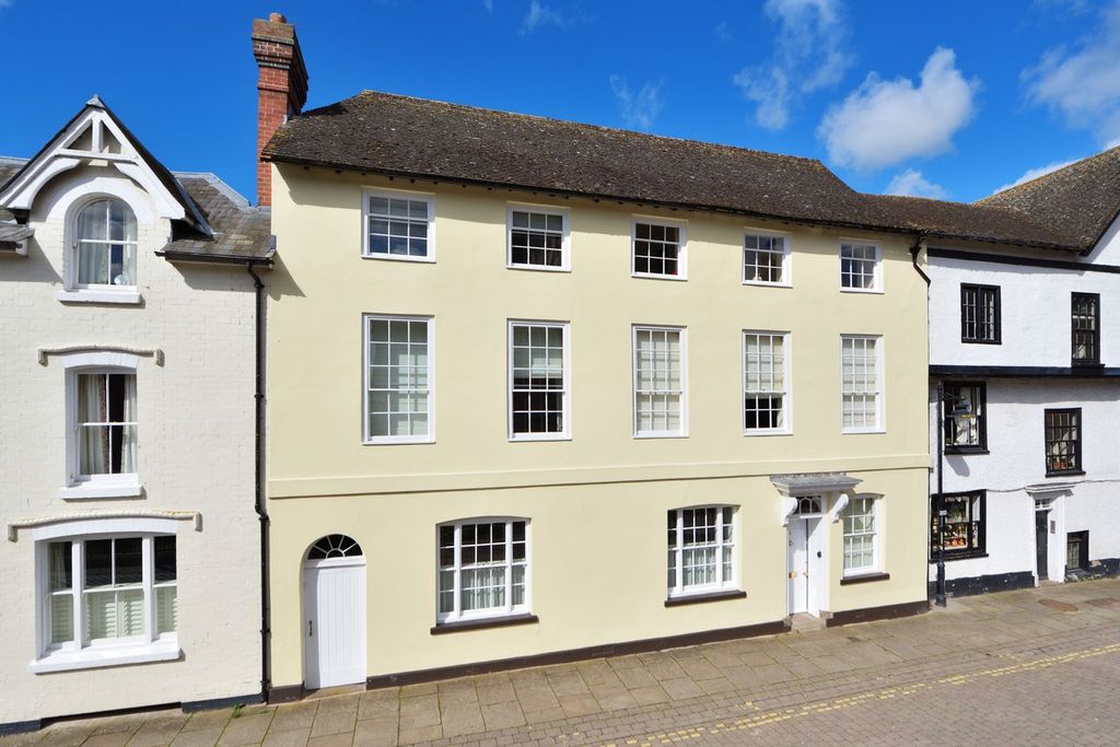 Property photo 1 of 32